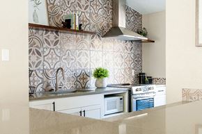 Tyler townhouse for rent - Kitchen with tike backsplash l Tyler Texas Apartments For Rent