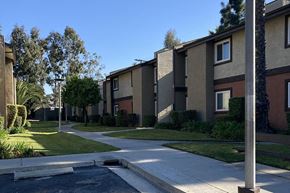 Los Angeles apartment for rent - Exterior building with sidewalks