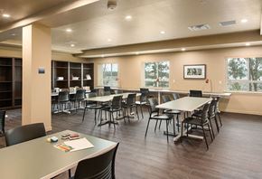 Federal Way apartment for rent - Large table and seating area l Traditions at Federal Way in Washington 
