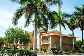 Miami apartment for rent - Exterior building view with landscape at Hidden Cove, Miami, 33169 