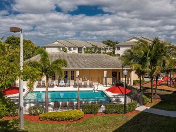 Miami apartment for rent - Aerial Pool View at Valencia Pointe, Florida