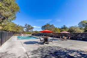 Napa apartment for rent - Pool with lounge chairs
