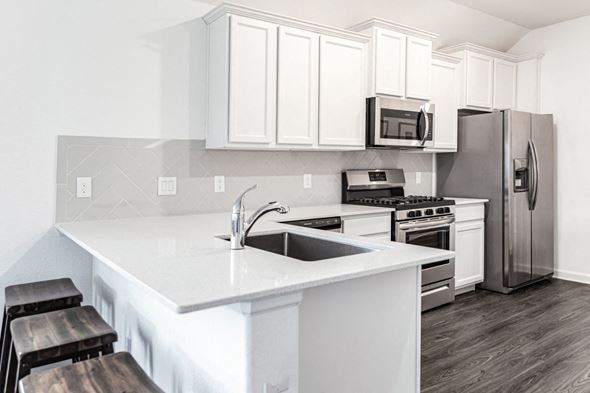Humble townhouse for rent - Homes in Humble TX for Rent - Edgewater at the Lagoon - Modern Kitchen with Stainless Steel Appliances