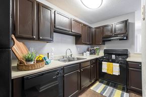 Jonesboro apartment for rent - Kitchen with dark cabinetry and full appliance package at Averly Apartments in Jonesboro, GA near South Atlanta