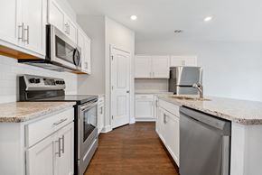 Savannah townhouse for rent - Cottonvale Towns in Savannah, GA photo of kitchen with stainless steel appliances