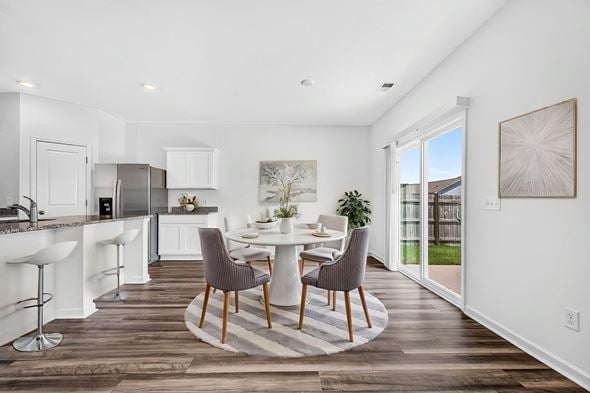 Summerville townhouse for rent - A modern kitchen with a dining table and chairs.