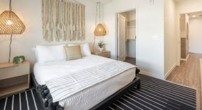 Scottsdale apartment for rent - A bedroom with a large bed and a lamp.