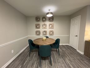 Hattiesburg apartment for rent - Twin Oaks Apartments in Hattiesburg Mississippi A dining room with a round table and chairs.