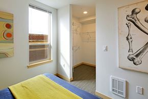 Seattle apartment for rent - bedroom with walk in closet