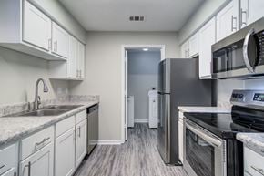 Macon apartment for rent - Rutland Place Apartments kitchen with stainless steel appliances and ample cabinet space, pet-friendly apartments in Macon, GA