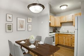 Hyde Park apartment for rent - Dining room and kitchen