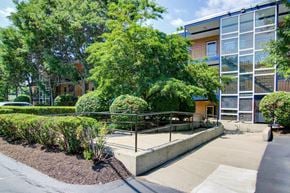 Hyde Park apartment for rent - building exterior with wakway
