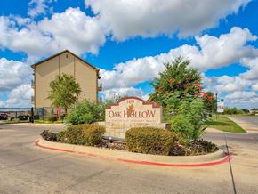 Seguin apartment for rent - Oak hollow entrance sign