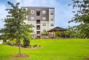 Clarkston apartment for rent - Landscaped community grounds at Townes at Clarkston Centre apartments in Clarkston, GA near Decatur.