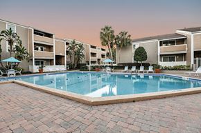Orlando apartment for rent - swimming pool at Woodlake Villas apartments in Conway Orlando FL