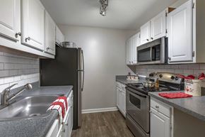 Peachtree City apartment for rent - Kitchen with stainless steel appliances and ample cabinet space at The Greens at Braelinn in Peachtree City, Georgia.
