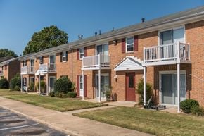 Chesapeake apartment for rent - an exterior view of a brick apartment building with balconies