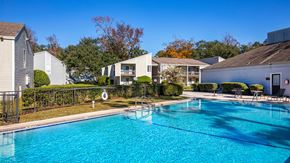 Jacksonville apartment for rent - The Element at River Pointe apartments in Jacksonville Florida photo of resort style pool