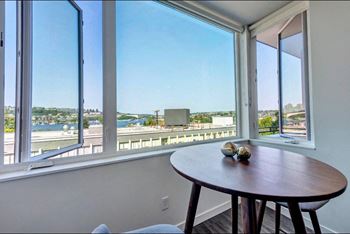 Stunning lake union & seattle skyline views
