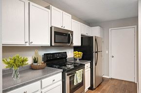 Burnsville townhouse for rent - Burnsville, MN Townhomes – Summit Townhomes - modern kitchen with white cabinets and stainless steel appliances
