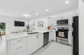 Pompano Beach townhouse for rent - modern kitchen with stainless steel appliances at Pearl at Pompano Beach homes for rent in Pompano Beach FL