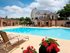 Cincinnati townhouse for rent - Swimming pool at CIncinnati OH apartments