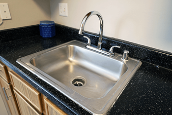 Single basin kitchen sinks