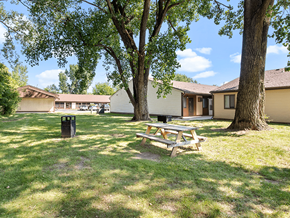 Toledo apartment for rent - a picnic table in a courtyard next to an apartment building