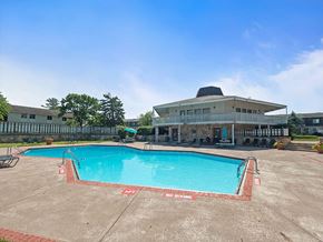 Columbus townhouse for rent - swimming pool at Central Square Apartments
