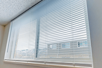 Adjustable mini blinds