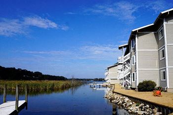 Lakefront apartments on mona lake