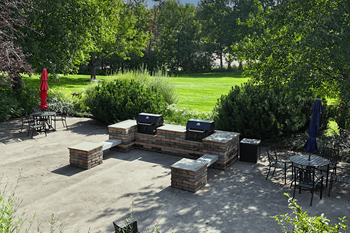Outdoor fire pit & picnic area