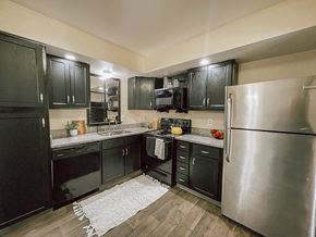 Grand Rapids apartment for rent - Fully equipped kitchen with espresso cabinets and stainless steel appliances
