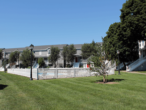 Springfield apartment for rent - Beautiful Landscaping at apartment community