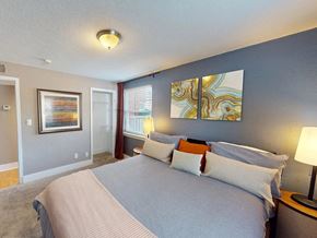 St. Louis townhouse for rent - Primary apartment bedroom with big window
