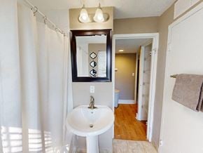 St. Louis townhouse for rent - apartment bathroom with tub