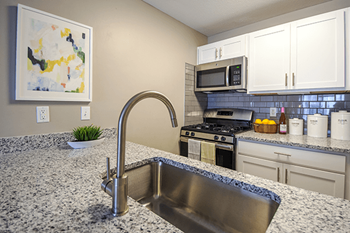 Undermount kitchen sinks