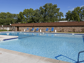 Brooklyn Park apartment for rent - Large pool and sundeck at Windsor gates Apartments