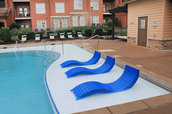 In-pool tanning shelf
