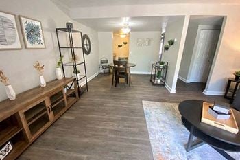 Plank vinyl flooring