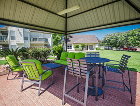 Alexandria apartment for rent - outdoor lounge at apartment community 