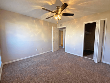 Alexandria apartment for rent - an empty living room with a ceiling fan