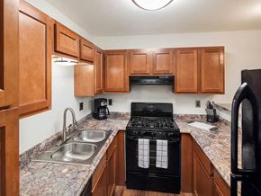 Grand Rapids apartment for rent - spacious kitchen at Forest Pointe apartments