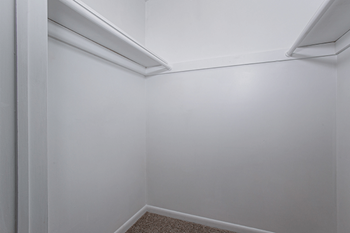 Walk-in closets in one bedroom apartments