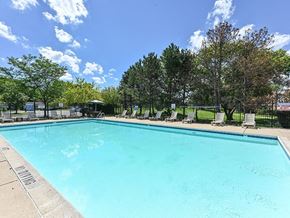 Waukegan apartment for rent - apartment community with swimmingpool