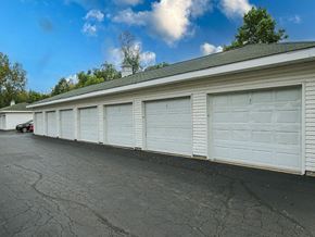 Valley Park apartment for rent - Rentable Garages at apartment complex