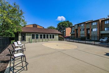 Splash pad with sundeck