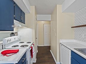 Kansas City townhouse for rent - apartment kitchen with appliances and cabinets
