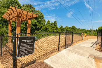 Leash free pet park
