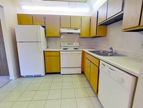 Flint apartment for rent - spacious kitchen at Stonehenge Gates Apartments